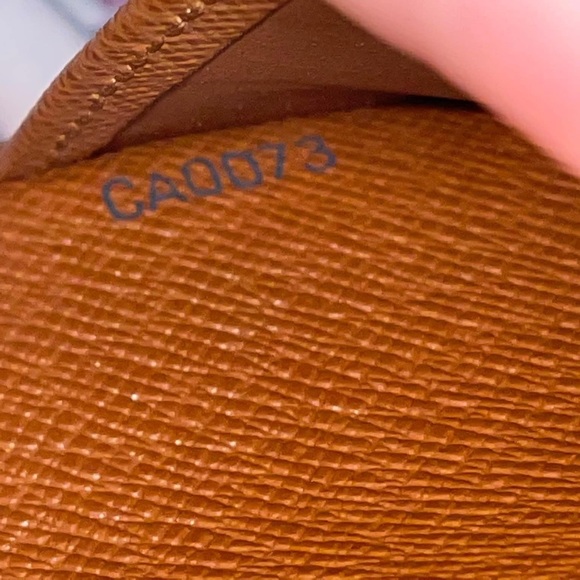 ♥️Sold♥️LV SMALL RING AGENDA COVER
in Monogram♥️ - Picture 11 of 13